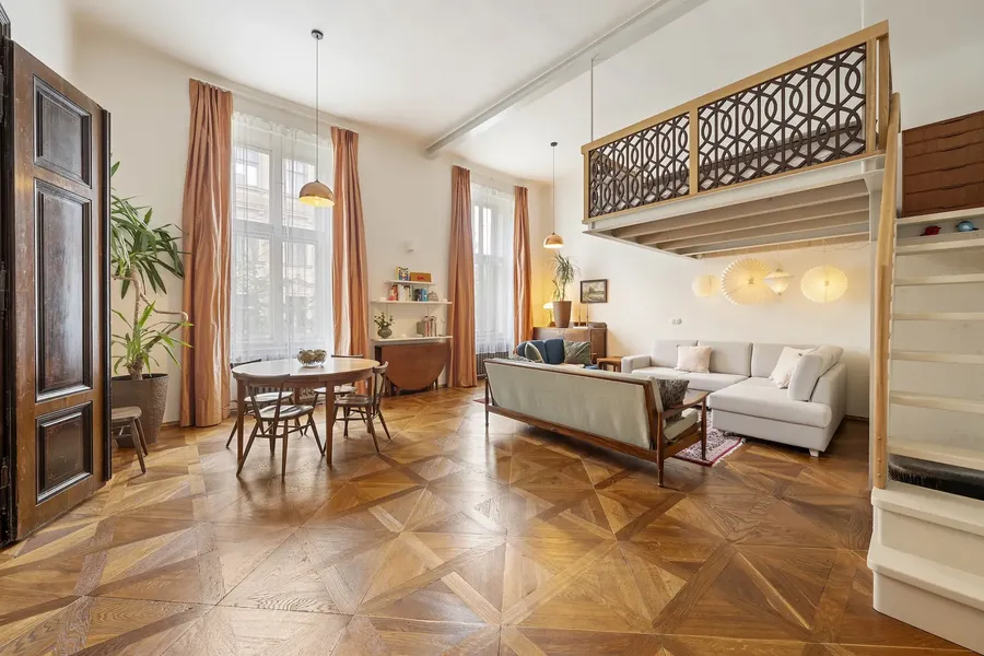 Prostorný obývací pokoj s galerií